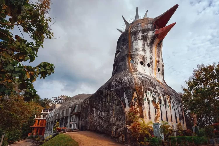 Menjelajahi Keunikan Gereja Ayam Magelang