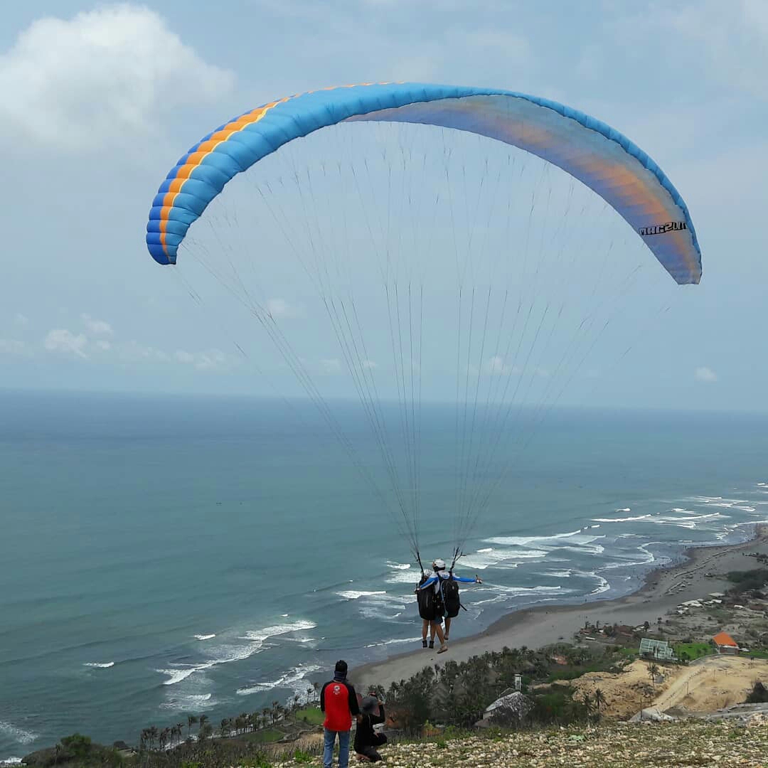 Menikmati Sensasi Paralayang Parangtritis: Panduan Wisata Terbaik