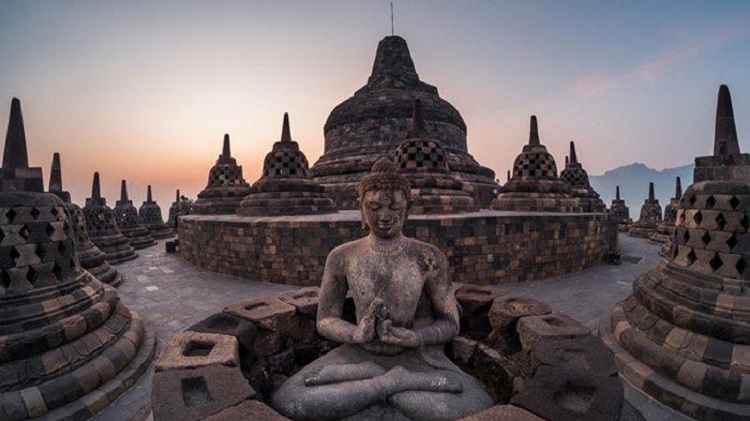 Menjelajahi Candi Borobudur: Ikon Sejarah dan Budaya Dunia